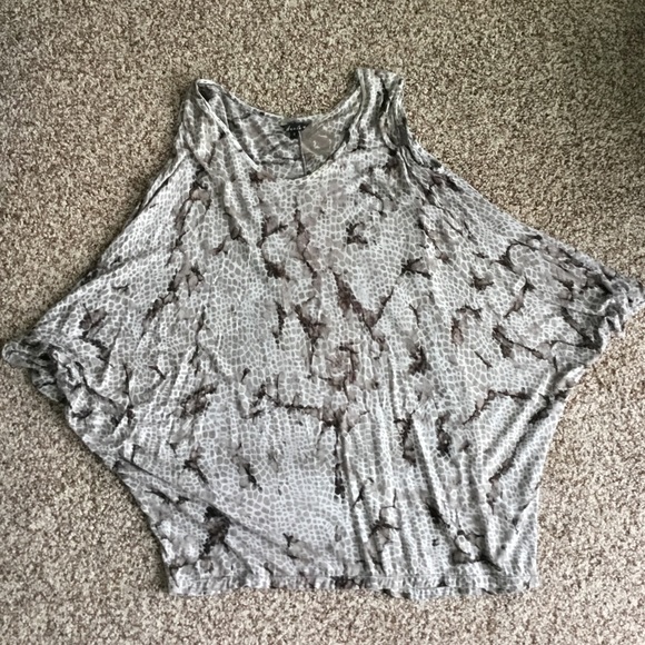 Flowy Dunia Peekaboo Shoulder Top - Picture 3 of 5